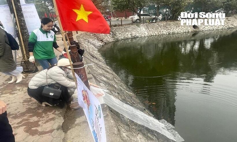 Người dân được các bạn tình nguyện viên hướng dẫn thả cá an toàn, đúng địa điểm được chuẩn bị sẵn, để cá được thả xuống có độ sống sót cao.