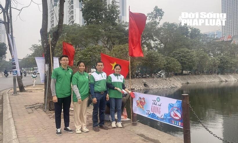 Tại khu vực hồ Văn Quán, nhiều tình nguyện viên đã chờ sẵn để hỗ trợ, nhắc nhở người dân cách thả cá chép an toàn, thả cá không thả túi nilon.