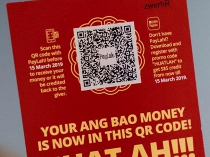 Thay vì "trao tay", số tiền mừng tuổi được chuyển từ smartphone này sang smartphone khác. Ảnh minh họa.