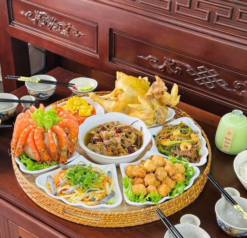 Nhiều người chia sẻ mâm cúng 23 tháng Chạp là dịp hiếm hoi họ vào bếp trổ tài nấu nướng cho gia đình, vì cả năm bận rộn với công việc. Thành quả có thể chưa như ý nhưng quan trọng nhất vẫn là sự thành tâm và cảm giác sum vầy bên người thân trong những ngày cuối năm.