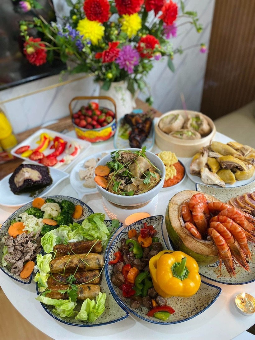 Mâm cỗ cúng ông Công ông Táo không chỉ thể hiện lòng thành kính mà còn mang ý nghĩa cầu chúc cho gia đình bình an, thịnh vượng. Nhiều gia đình chọn lựa các mâm cúng truyền thống, trong khi một số người chia sẻ các thực đơn healthy, cây nhà lá vườn hơn.