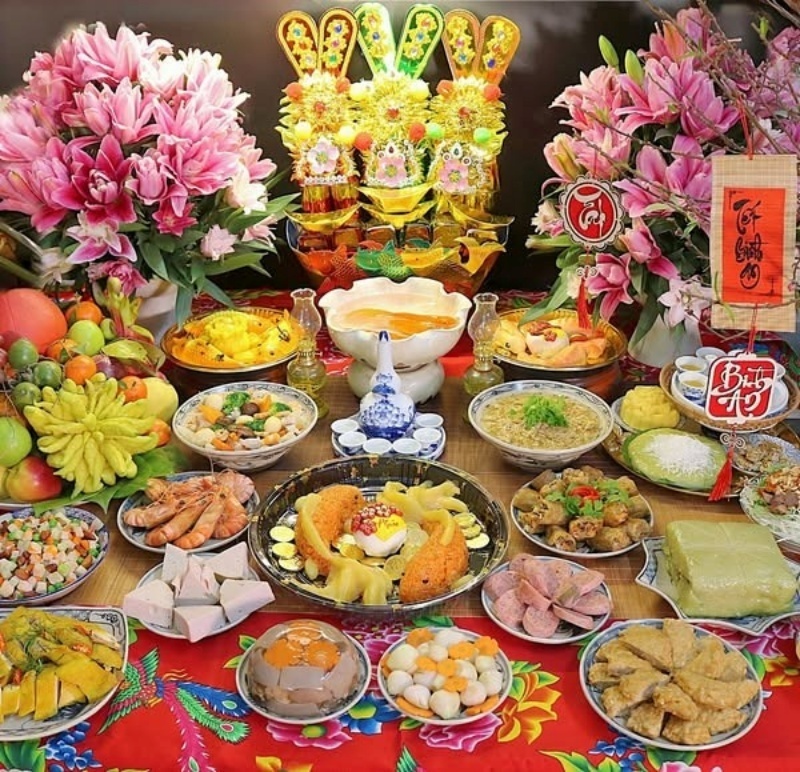 Lễ cúng ông Công ông Táo vào ngày 23 tháng Chạp là một nghi lễ quan trọng của người Việt. Dịp này, các&nbsp;gia đình&nbsp;thường chuẩn bị mâm cỗ cúng ông Công ông Táo với các món ăn, hoa quả tươi ngon được lựa chọn kỹ càng.