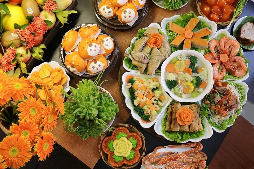 Ngoài ra, để đa dạng thực phẩm, các gia đình có thể chuẩn bị thêm các món như tôm hấp, ghẹ hấp, nem rán, chả quế, nộm chua ngọt, canh và rau xào đều có thể làm từ những của quả giống nhau để tiết kiệm thời gian.