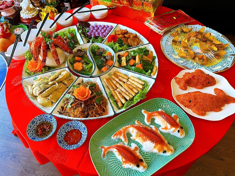 Bên cạnh các món quen thuộc như giò chả, canh rau củ, xôi, gà luộc, nhiều gia đình có thể nấu các món đặc sản của địa phương để mâm cúng thêm phong phú, đặc sắc.