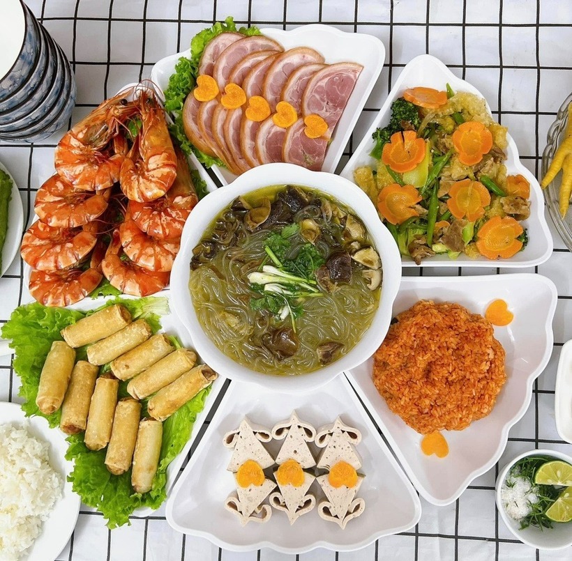 Một số người chia sẻ đã dậy từ 4-4h30 để hoàn thành một mâm cúng nhiều món như thế này. Mâm cúng có thể mỗi nơi một khác và cũng còn tùy thuộc vào điều kiện từng gia đình.