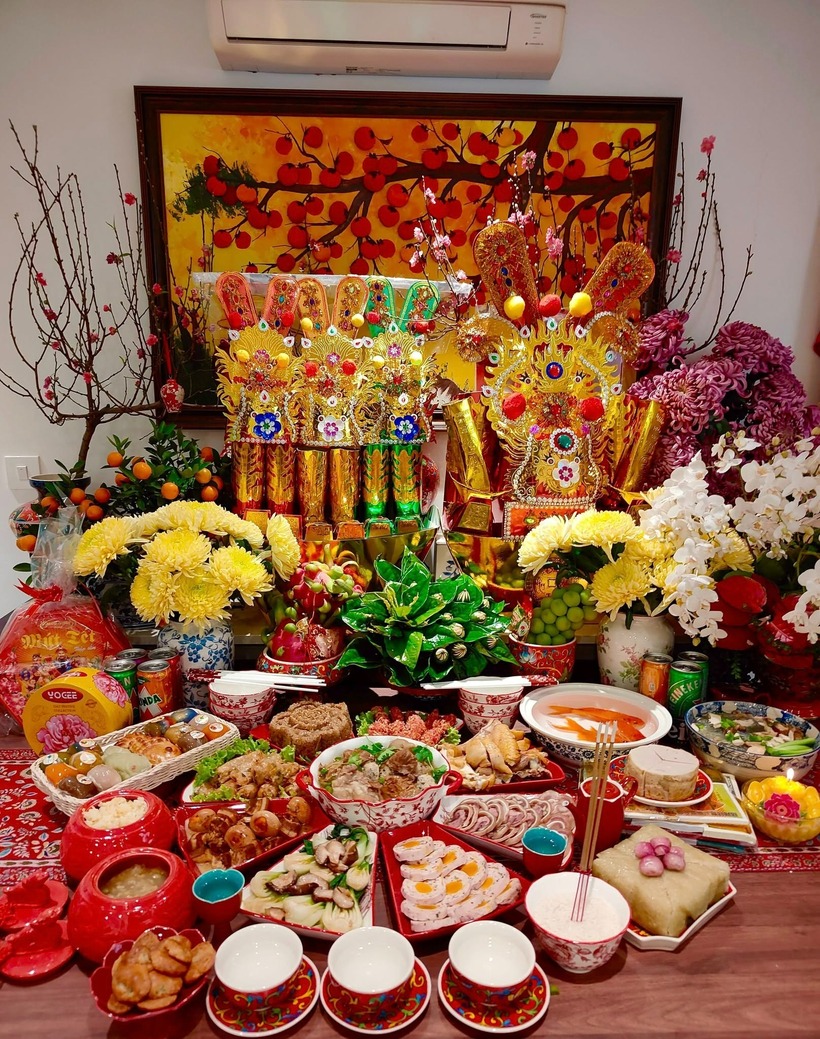 Theo quan niệm dân gian, cá chép là phương tiện Táo quân lên chầu trời nên trên các mâm cỗ, nhiều người đã tạo hình cá chép từ xôi, thạch...