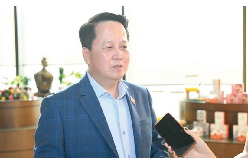 ĐBQH Hoàng Anh Công trao đổi với Đời sống và Pháp luật bên hành lang Quốc hội.