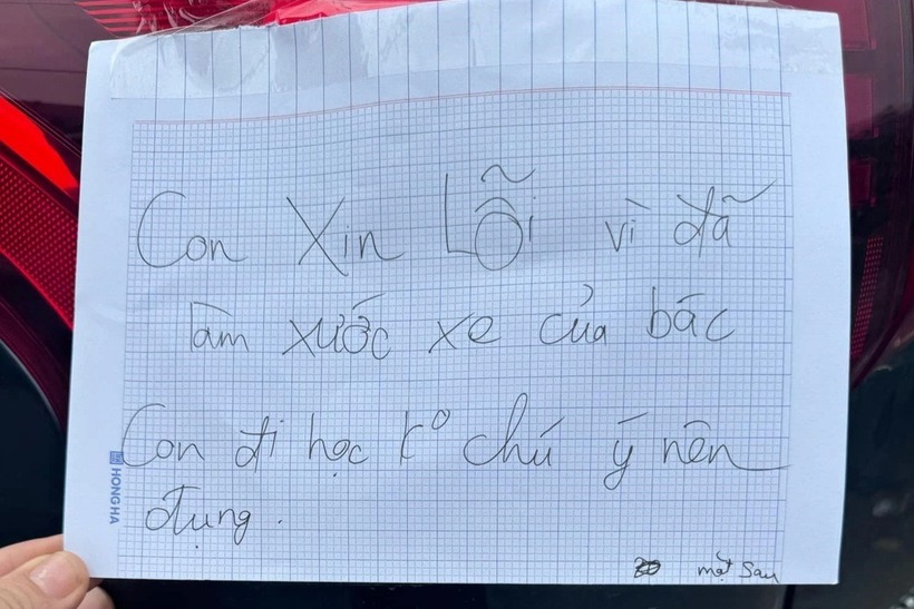 Nam sinh đã quay lại và để một mảnh giấy ghi lời xin lỗi chủ xe. Ảnh: Báo Dân trí.