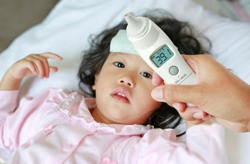 Trẻ bị sốt vẫn có thể nằm phòng điều hòa bình thường. Nhiệt độ phòng nên để 25-27 độ và độ ẩm khoảng 50-60 %. Nếu nhiệt độ phòng quá nóng, trẻ ngủ không ngon, quấy khóc, mệt mỏi hơn. Khi thời tiết bớt nắng nóng, bố mẹ có thể cho trẻ nằm nơi thoáng mát, tránh gió. Ảnh minh họa.