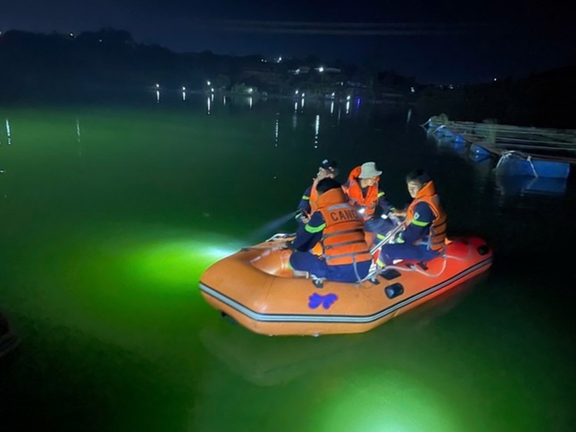 Lực lượng chức năng tìm kiếm nạn nhân. Ảnh: Tiền Phong