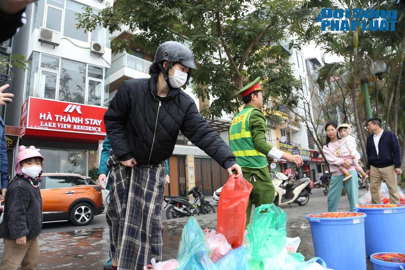 Cá được gom vào các thùng lớn, túi nilon để riêng nhằm bảo vệ môi trường.