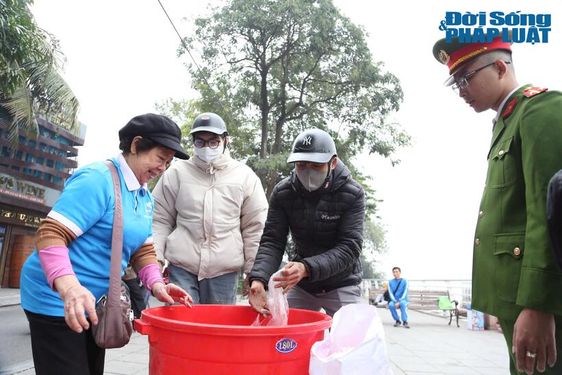 Để góp phần bảo vệ môi trường, lực lượng công an phường Thuỵ Khuê, Đoàn thanh niên, lực lượng bảo vệ an ninh trật tự cơ sở và hội phụ nữ phường đã phối hợp hỗ trợ người dân bằng cách cho cá vào thùng nhựa sau đó đưa lên xe chuyên dụng mang ra sông Hồng để thả.