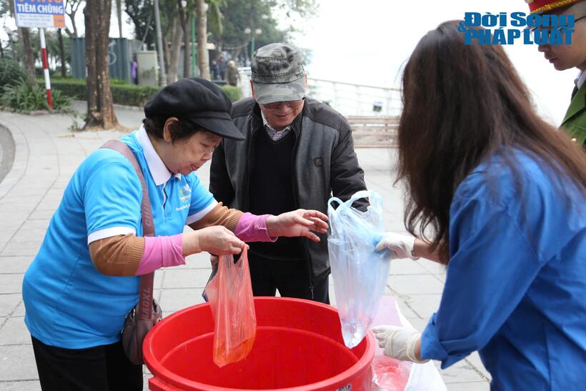 Ông Trịnh Xuân Phúc (quận Tây Hồ, Hà Nội) cho biết rất ủng hộ hoạt động này. “Tôi cảm thấy việc làm này rất tiện lợi cho bà con sống ở đây. Túi nilon được thu gom riêng góp phần bảo vệ môi trường của Hồ Tây nói riêng cũng như Thủ đô Hà Nội nói chung”, ông Phúc nói.