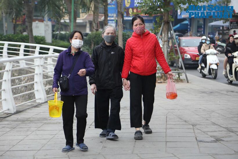 Sáng ngày 22/1 (tức 23 tháng Chạp), nhiều người dân Hà Nội đã mang cá chép ra sông, hồ thả tiễn ông Công ông Táo về trời.