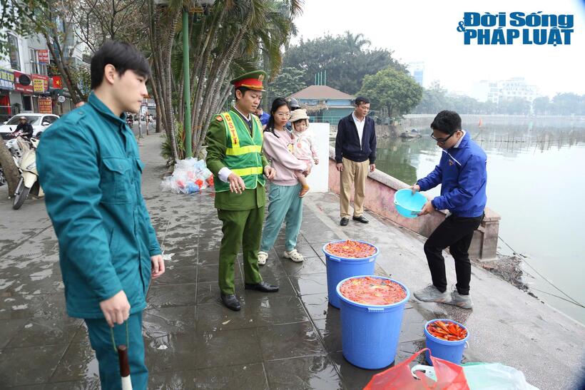 Theo ghi nhận của PV Đời sống & Pháp luật, tại khu vực Hồ Tây (Hà Nội),&nbsp; lực lượng chức năng đã bố trí nhiều điểm để giúp người dân thả cá.