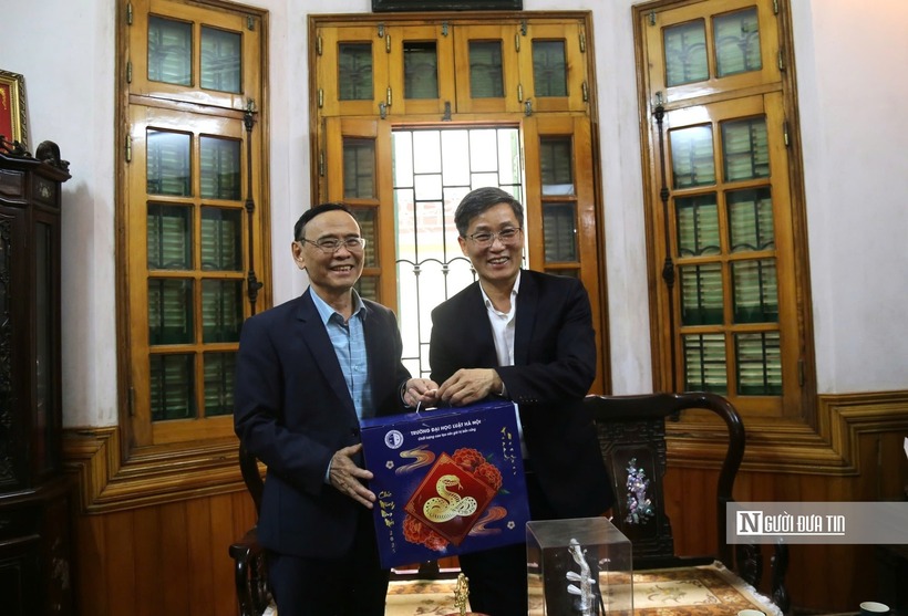 Chủ tịch Nguyễn Khánh Ngọc thăm hỏi, chúc Tết đồng chí Nguyễn Văn Quyền - nguyên Chủ tịch Hội Luật gia Việt Nam khóa XII, XIII.