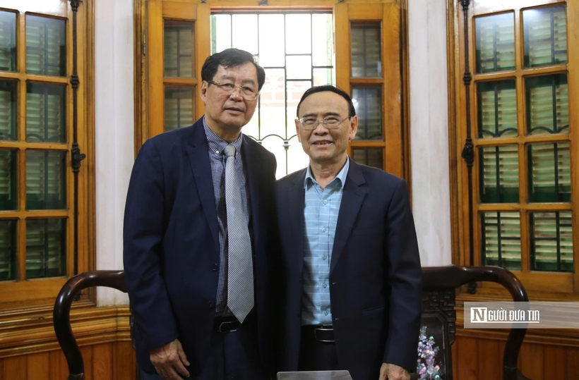 Phó Chủ tịch Hội Luật gia Việt Nam Trần Công Phàn chụp ảnh lưu niệm cùng đồng chí Nguyễn Văn Quyền - nguyên Chủ tịch Hội Luật gia Việt Nam.