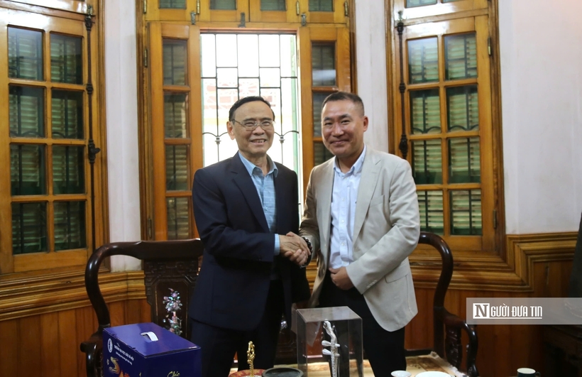 Tổng Biên tập Tạp chí Đời sống và Pháp luật Phạm Quốc Huy chúc Tết nguyên Chủ tịch Hội Luật gia Việt Nam Nguyễn Văn Quyền.