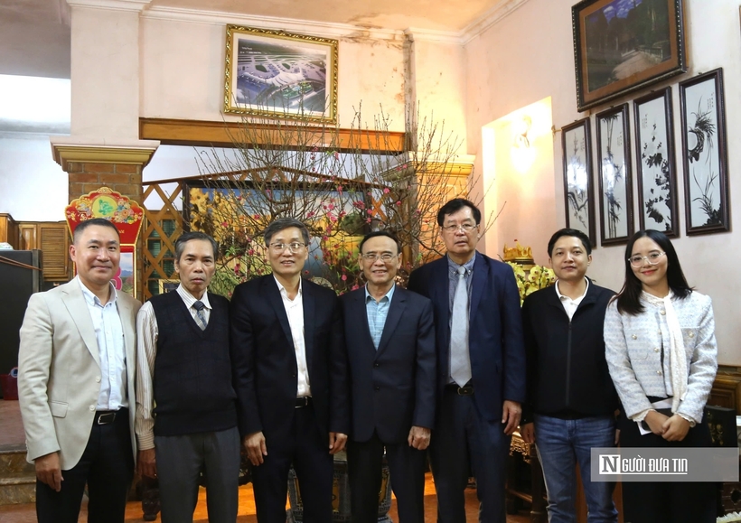 Đoàn chụp ảnh lưu niệm cùng nguyên Chủ tịch Hội Luật gia Việt Nam Nguyễn Văn Quyền.