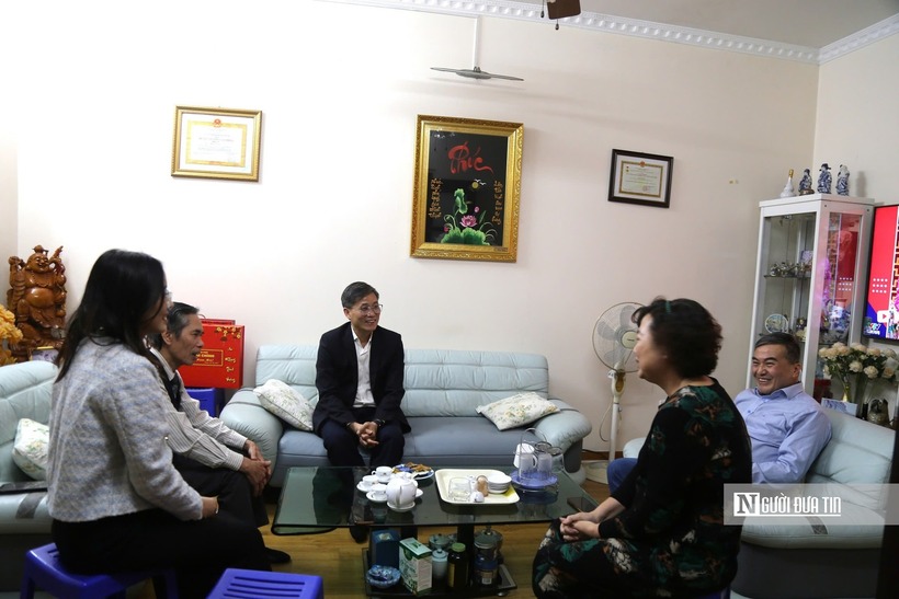 Chủ tịch Nguyễn Khánh Ngọc ân cần thăm hỏi thân nhân gia đình đồng chí Phùng Văn Tửu.