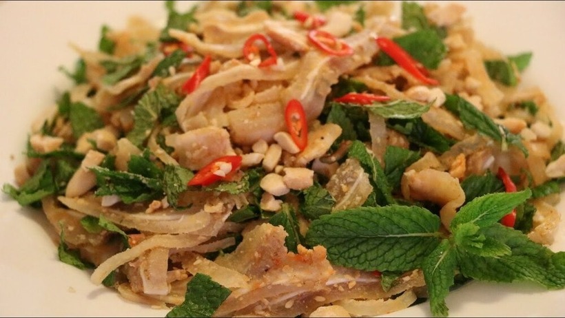 Tré cũng là món ngon Huế đặc biệt, được làm từ thịt heo lên men vị chua ngọt.