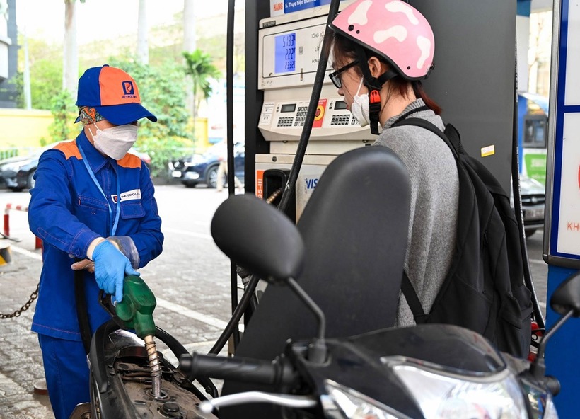 Giá xăng được điều chỉnh giảm. (Ảnh: VietnamNet)