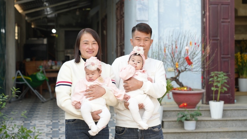 Từ ngày có hai cô công chúa xinh đẹp, tổ ấm rộn ràng tiếng cười, tràn ngập niềm vui. Ảnh: NVCC