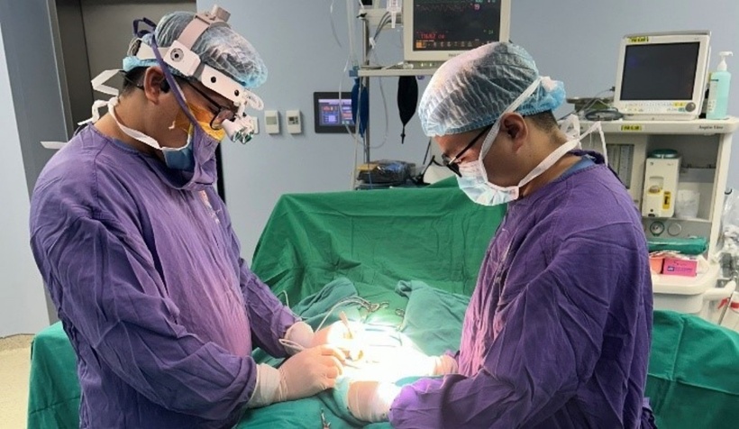 Người đàn ông được tiến hành phẫu thuật cắt bỏ khối u. Ảnh: BVCC