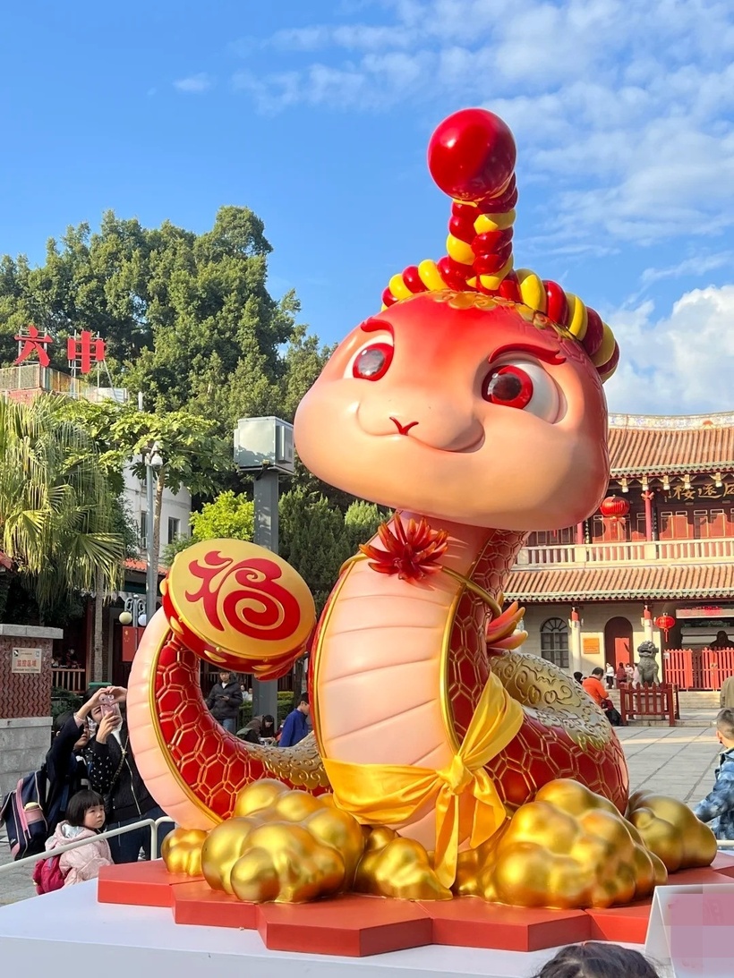 Nhiều người dùng Weibo xuýt xoa khi bình luận:&nbsp;"Thật không thể tin nổi! Những linh vật rắn này không chỉ đẹp mà còn mang ý nghĩa sâu sắc. Tôi rất tự hào về văn hóa của chúng ta"; "Đây là một cơ hội tuyệt vời để quảng bá văn hóa Trung Quốc ra toàn cầu, hy vọng mọi người sẽ hiểu và trân trọng nó hơn".