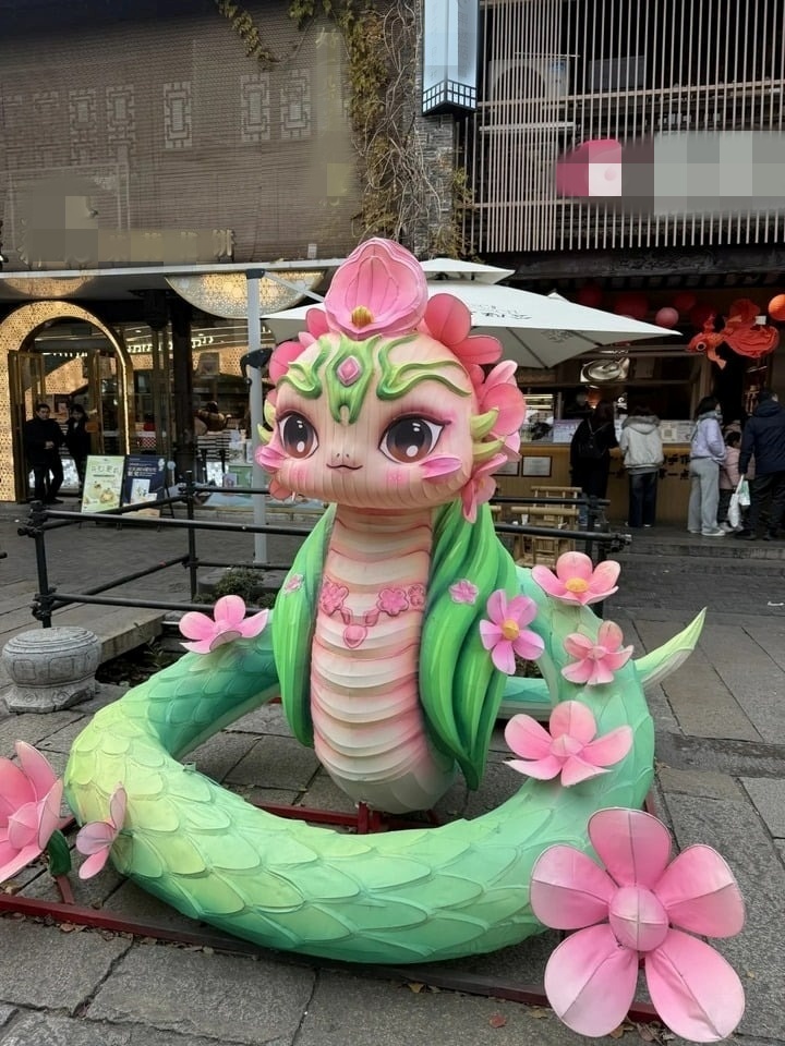 Những chú rắn khổng lồ được làm từ nhiều chất liệu khác nhau nhưng đều tạo ra ấn tượng mạnh mẽ và thu hút sự chú ý của công chúng.