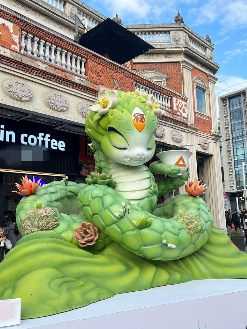 Trên các nền tảng mạng xã hội như Weibo và Douyin, cộng đồng mạng bày tỏ sự ngỡ ngàng và thích thú trước những thiết kế độc đáo và sáng tạo này. Nhiều người dùng chia sẻ hình ảnh và video của các linh vật, tạo ra cơn sốt trực tuyến, thu hút hàng triệu lượt xem và bình luận.