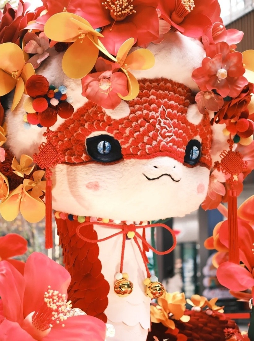 Trong văn hóa Trung Quốc, rắn được coi là biểu tượng của trí tuệ và sự kiên trì. Sự hiện diện của những linh vật này nhắc nhở mọi người về tầm quan trọng của việc bảo tồn văn hóa truyền thống trong thời hiện đại.