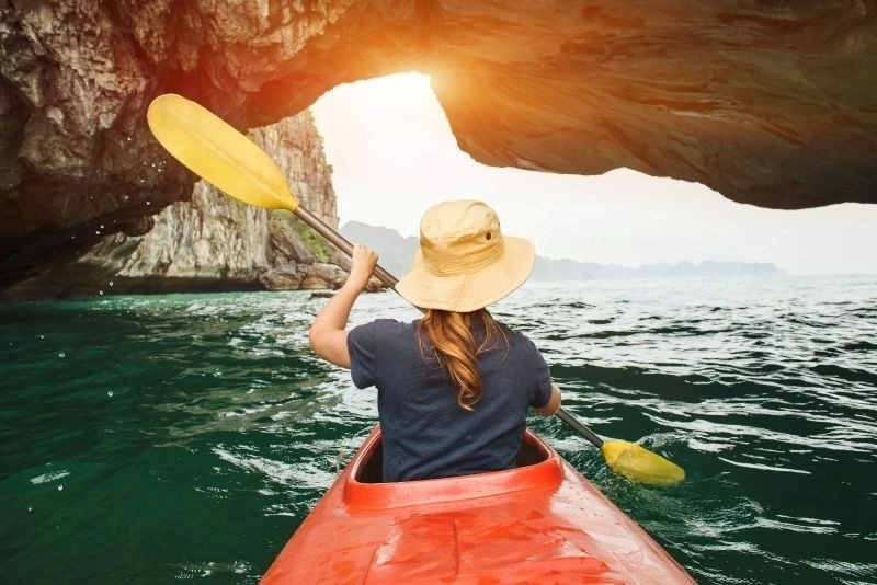 Chèo thuyền kayak là cách tuyệt vời để khám phá vẻ đẹp của Vịnh Hạ Long.