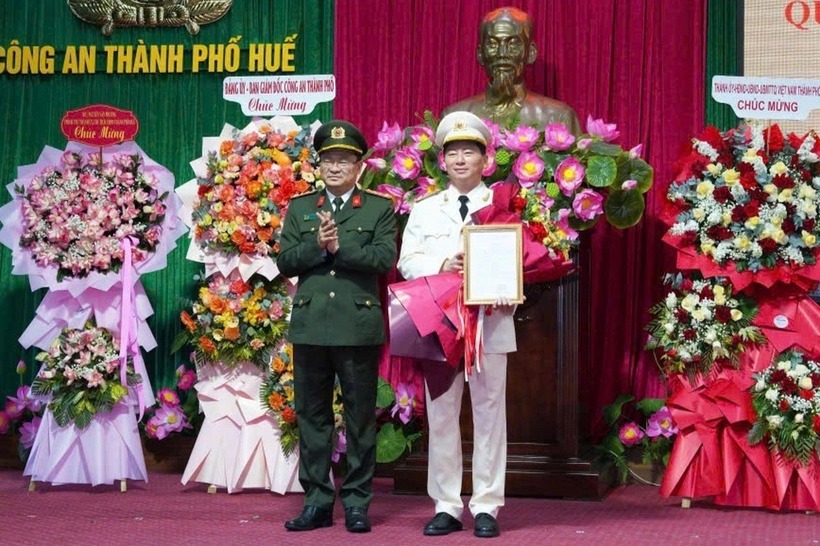 Thượng tá Nguyễn Viết Hoàng (áo trắng) được bổ nhiệm giữ chức Phó giám đốc Công an TP.Huế. (Ảnh: Công an/Dân trí)