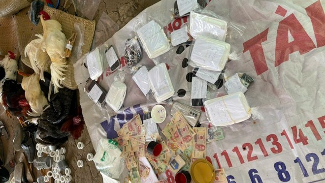 Tang vật thu giữ tại ổ bạc. Ảnh: Lao Động