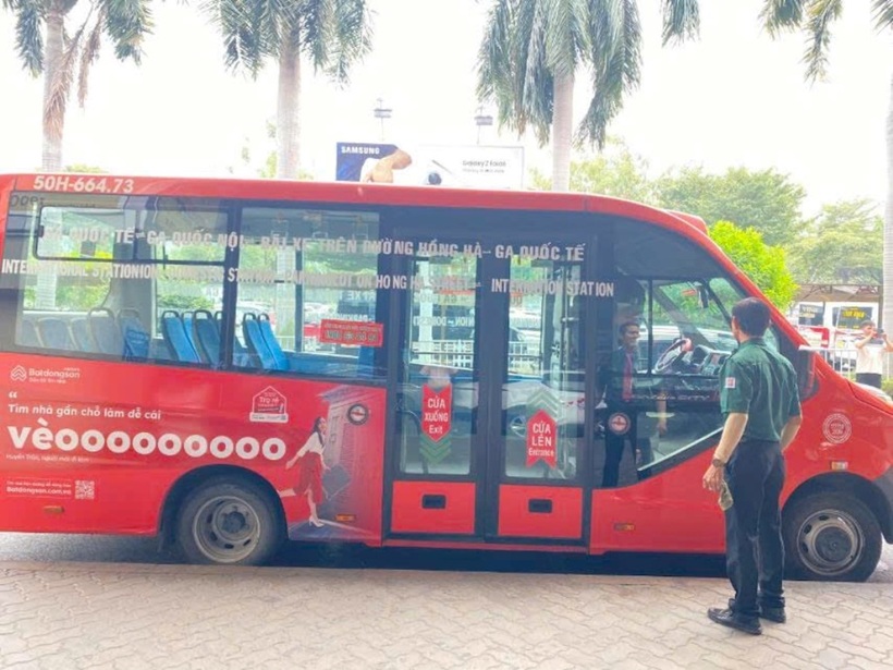 Xe buýt trung chuyển hành khách trong sân bay Tân Sơn Nhất ra bên ngoài