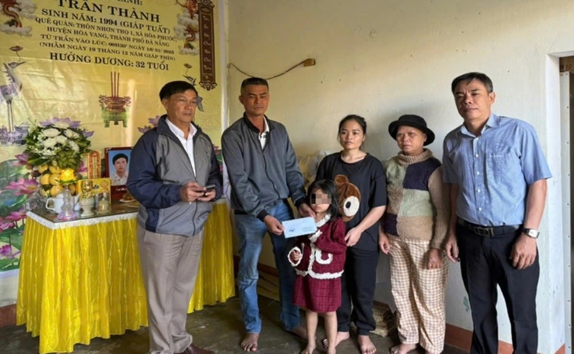 Hội đồng hương TP.Đà Nẵng đến động viên và trao tiền hỗ trợ gia đình nạn nhân. (Ảnh: Dân trí)