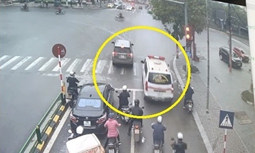 Theo Bộ Công an, việc không chấp hành tín hiệu đèn giao thông để nhường đường cho xe cấp cứu trong trường hợp "tình thế cấp thiết" sẽ không bị xử phạt. Ảnh minh họa