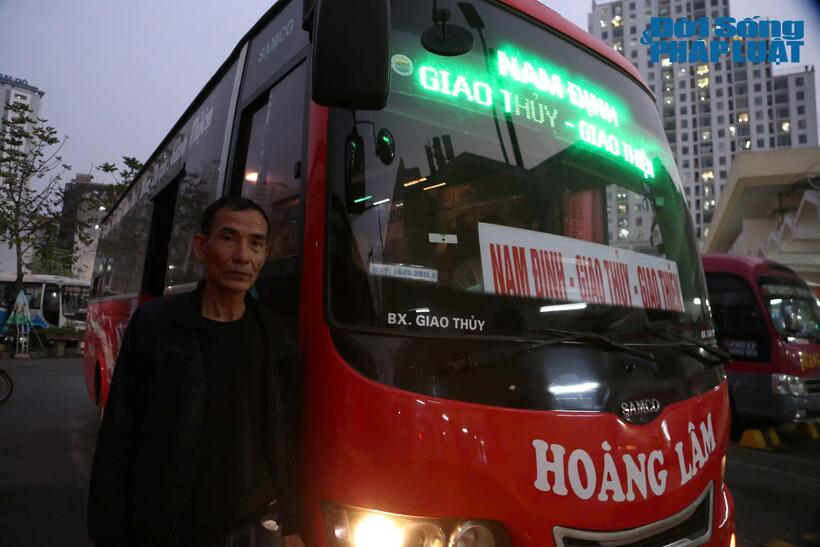 Ông Nguyễn Viết Phấn (lái xe tuyến Nam Định – Hà Nội) cho biết: “Lượng khách quá kém, chỉ vài người mỗi chuyến. Hiện người dân đều có xe riêng, lại xuất hiện xe ghép, xe dù,…nên khách đi xe tuyến của tôi rất vắng. Nếu tình trạng này còn tiếp diễn thì nhà xe bị thiệt hại nặng”, ông Phấn nói.