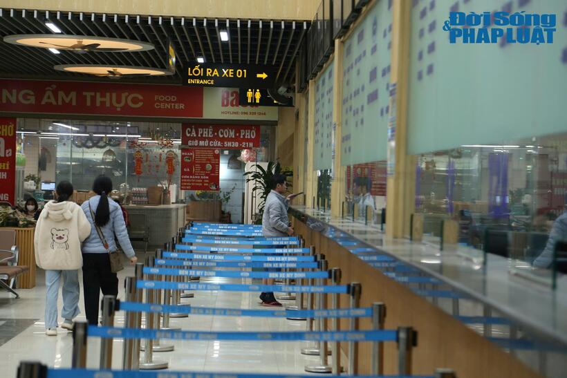 Chiều 23/1 (tức 24 tháng Chạp), chỉ còn ít ngày nữa là tới Tết Nguyên đán Ất Tỵ 2025, theo ghi nhận của PV Đời sống & Pháp luật, tại khu vực bến xe Mỹ Đình khá vắng vẻ.