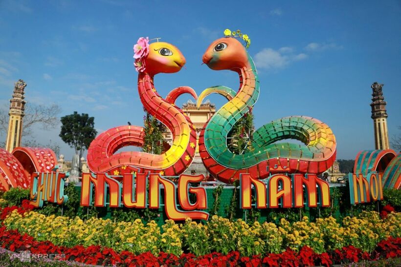 Tại công viên trường Quốc học Huế, đôi linh vật rắn với chiều cao lần lượt 4,7 mét (màu đỏ) và 4,9 mét (màu xanh) đã được đặt trang trọng. Thiết kế của hai linh vật lấy cảm hứng từ Cửu Đỉnh – bộ đỉnh đồng biểu tượng cho quyền uy của triều Nguyễn, kết tinh tinh hoa văn hóa và lịch sử Việt Nam. Hình tượng rắn được cách điệu thành hình trái tim, thể hiện tình yêu, sự hòa hợp và khát vọng phát triển của cố đô Huế. Vị trí đặt linh vật tại Bia Quốc học càng làm nổi bật tinh thần vươn lên của Huế trong hành trình trở thành thành phố trực thuộc Trung ương vào năm 2025.