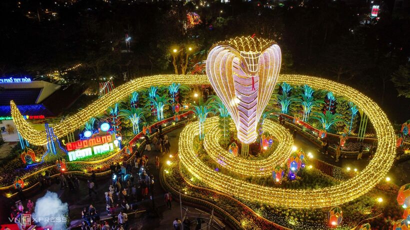 Tại đường hoa Xuân Ất Tỵ 2025 ở Phú Yên, linh vật rắn hổ mang chúa "Kim Tỵ Phú Quý" gây ấn tượng mạnh với chiều cao gần 11 mét và chiều dài lên đến 135 mét. Lấy ý tưởng từ chủ đề chuyển đổi số, trí tuệ nhân tạo và ứng dụng điện toán đám mây, linh vật thể hiện sự kết hợp giữa truyền thống và công nghệ. Xung quanh linh vật được bố trí các mô hình tháp Nghinh Phong – biểu tượng du lịch mới của TP Tuy Hòa. Về đêm, ánh đèn vàng tỏa sáng trên thân rắn tạo nên khung cảnh lung linh, thu hút đông đảo người dân và du khách.