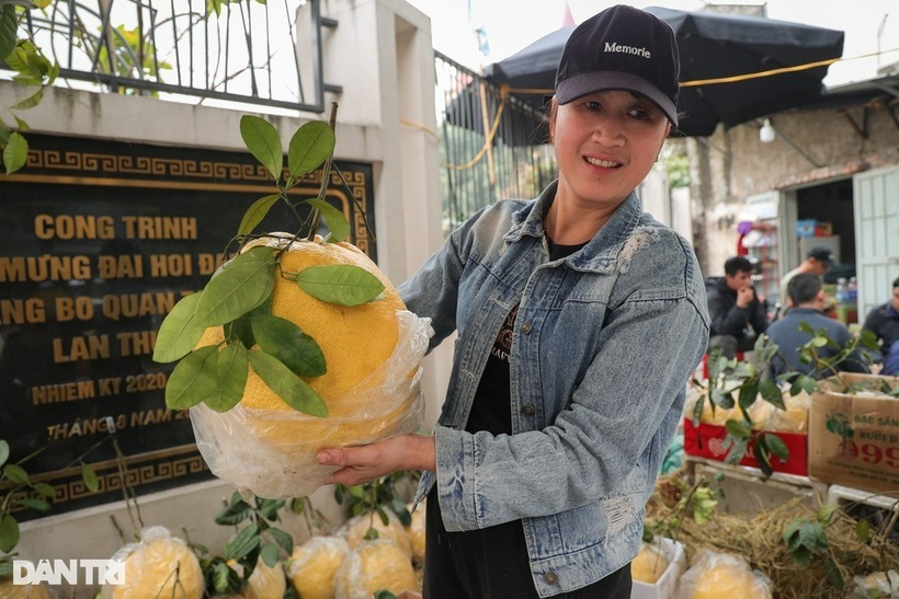 Chị Hương cho biết, trung bình cửa hàng chị bán được từ 20 đến 30 quả, có ngày lên tới gần 100 quả. Ảnh: Dân Trí