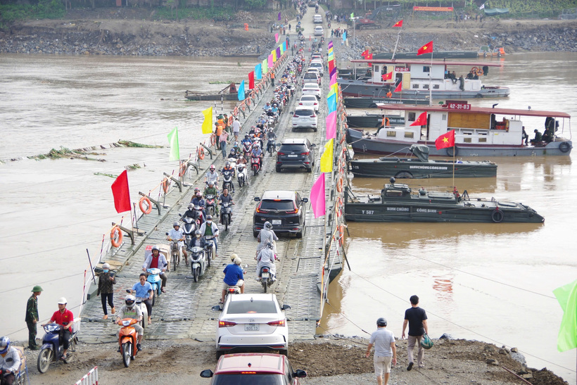 Các phương tiện di chuyển qua cầu phao Phong Châu. (Ảnh: Binh chủng Công binh)