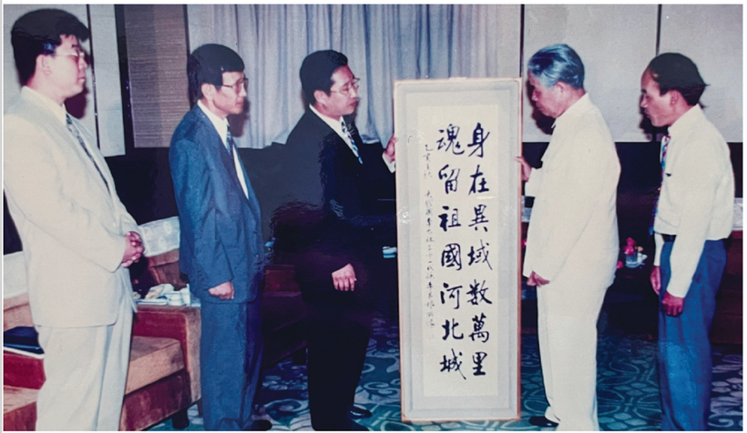 Ông Lý Xương Căn tặng cố Tổng Bí thư Đỗ Mười đôi câu đối thể hiện tấm lòng của những người mang họ Lý đang ở Hàn Quốc: "Thân ở nơi xa muôn vạn dặm/Hồn lưu Tổ quốc xứ Việt Nam" (Ảnh: NVCC).