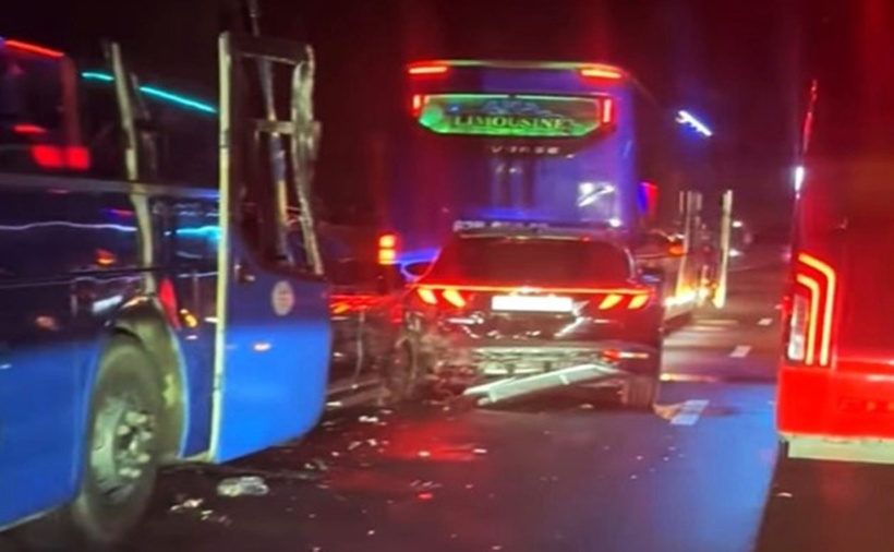 Hiện trường tai nạn giữa 5 ôtô trên cao tốc Vĩnh Hảo - Phan Thiết, rạng sáng 24/1. (Ảnh: VnExpress)