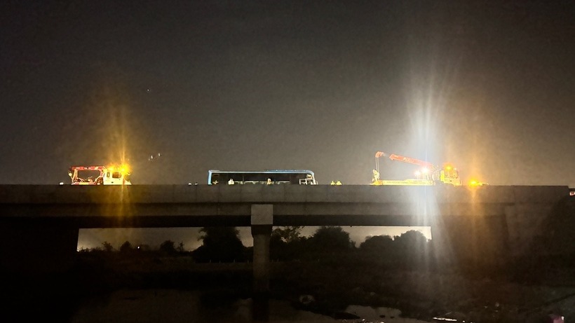 Nhiều xe cẩu cứu hộ có mặt tại hiện trường. (Ảnh: Lao động)