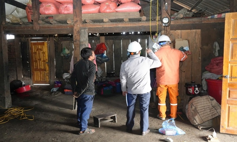 Tiến hành kiểm tra hệ thống điện trong nhà cho người dân sau khi lắp đặt.