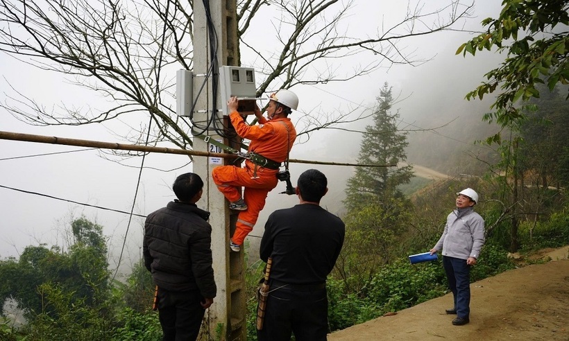 Công nhân Điện lực Sa Pa đấu dây sau công tơ điện cho khách hàng.