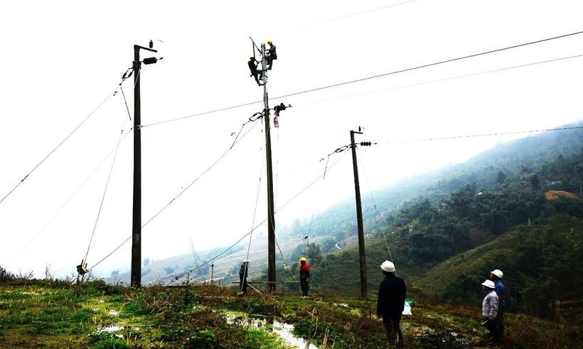 Thực hiện đấu nối đường dây 35kV cấp điện trạm biến áp Lếch Mông.